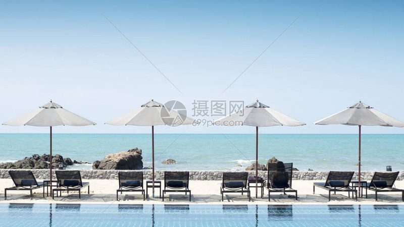 定制师是连接消费者和旅游产品的桥梁，他们需要具备以下职责：